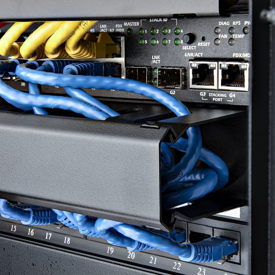 StarTech.com 1U Horizontal Finger Duct Rack Cable Management Panel with Cover